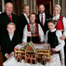 Kongeparet og Kronprinsfamilien samlet til julefotografering på Slottet. Foto: Lise Åserud, NTB scanpix.